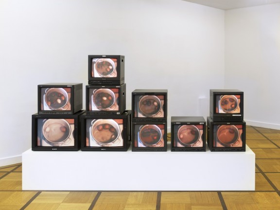 Jonathan Monk, vue de l'exposition Egg, Centre d'édition contemporaine, Genève, 2013. Photo: © David Gagnebin-de-Bons