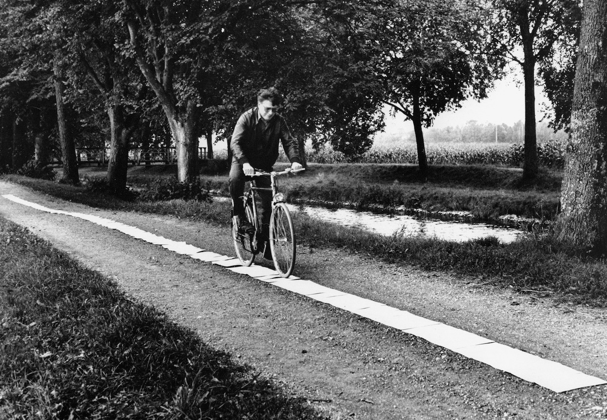 Roman Signer, <em>Action avec une bicyclette et papier</em>, 1992