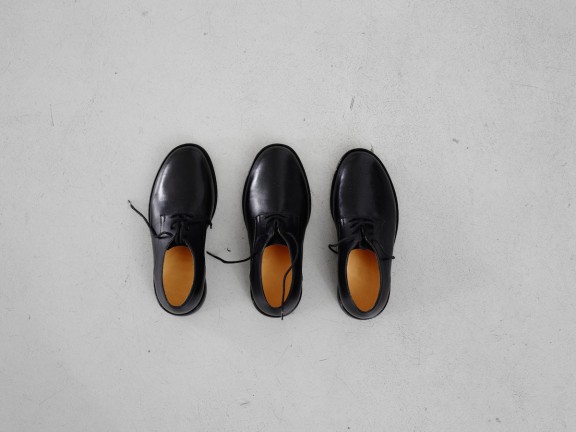 Jason Dodge, Shoes made for someone with three feet by a master shoemaker in Berlin, CEC, 2015. Photo © Sandra Pointet