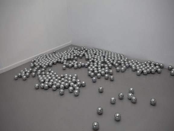 Marie Angeletti, 334 POLISHED BALLS, November 2nd, 3rd, 4th, 5th, 8th, 9th, 10th, 11th, 12th, 18th, 20th, 22nd, 23rd, 2021, 334 boules de pétanques polies, 2021 (détail). Exposition Marie Angeletti, Ram, CEC, 2021.